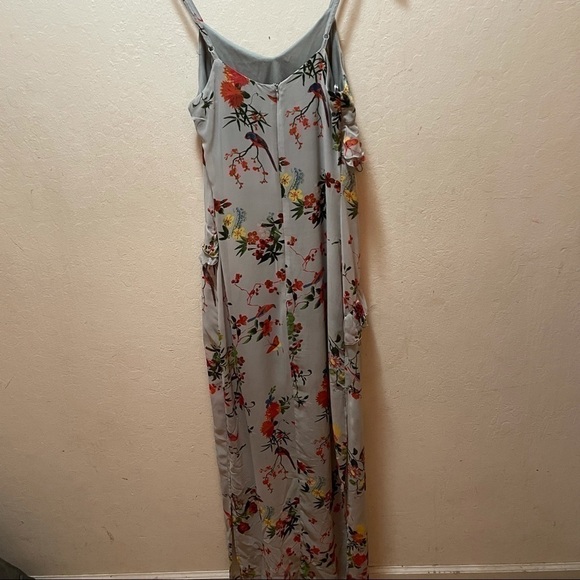 ๐๐HP๐๐ TOBI ROMEO RUFFLES DRESS IN GREY FLORAL NWT Size Medium - Picture 6 of 9